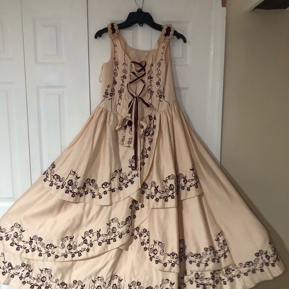 Other - Beautiful beige dress with design